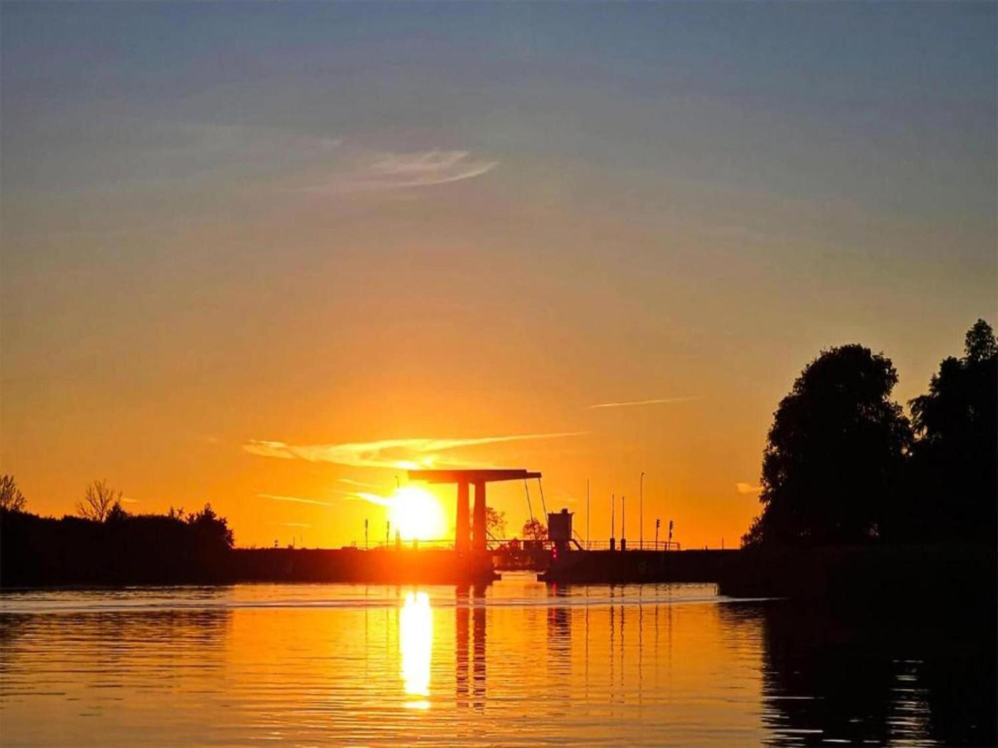 Luxury Docklodge On The Water Delfstrahuizen Exterior foto